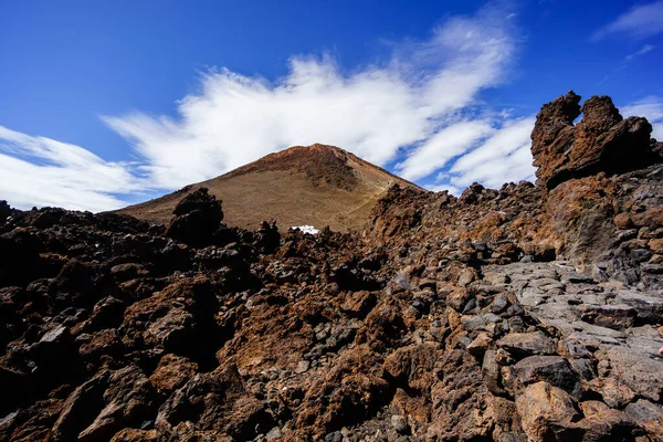 テイデ国立公園の天変地異 青い空と雲の中で最高の火山 ケーブルカーと火山の風景 — ストック写真