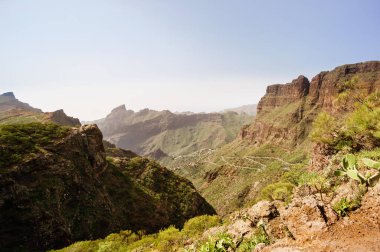 Güneşin doğuşuyla dağlarda güzel bir yaz manzarası