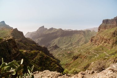 Güneşin doğuşuyla dağlarda güzel bir yaz manzarası