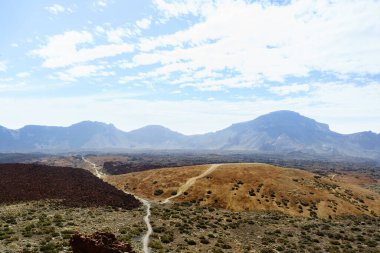Dağlardaki güzel kum desenli güneşli manzara - kızıl gezegen