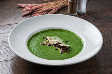 Taze vejetaryen püresi sebze çorbası, yeşil bezelyelerden yapılmış sebze arınma çorbası masada servis edilen kızarmış ekmeklerle birlikte.