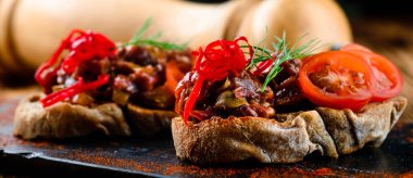 Sığır etli bruschetta, Biftek Tatarlı Crostini ve Roket, kopyalama alanı