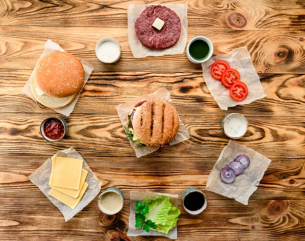 Ingredientes Para Delicioso Hambúrguer Forma Uma Vista Superior Relógio Hora — Fotografia de Stock