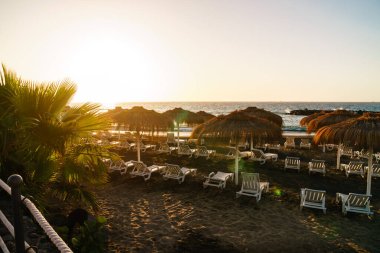 İspanya, Tenerife 'de Adeje Playa de las Americas' ta tenerifes ve plajların güzel günbatımı.
