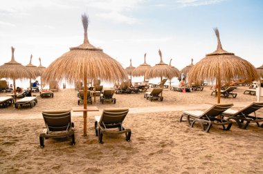 Boş Tenerife plajı, salgın hastalık ve halka açık yerlere gitme yasağı, Kanarya 'nın en popüler ve kalabalık turistik beldesi. Coronavirus Covid-19 salgını sırasında izolasyon rejimi.