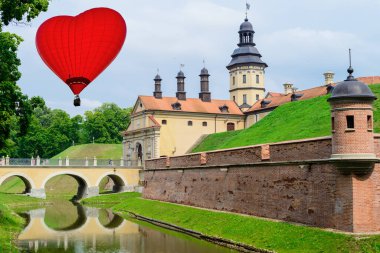 Beyaz Rusya turizm merkezi Nesvizh Kalesi - Nesvizh, Belarus 'taki ortaçağ kalesi