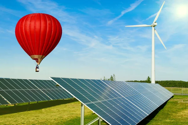 Balão de ar quente coração vermelho sobre painel solar - sonho energia ecológica — Fotografia de Stock
