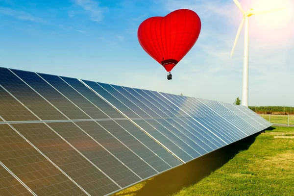 태양 전 지판 위로 뜨거운 공기 풍선붉은 심장 - 생태학적 에너지 꿈 — 스톡 사진