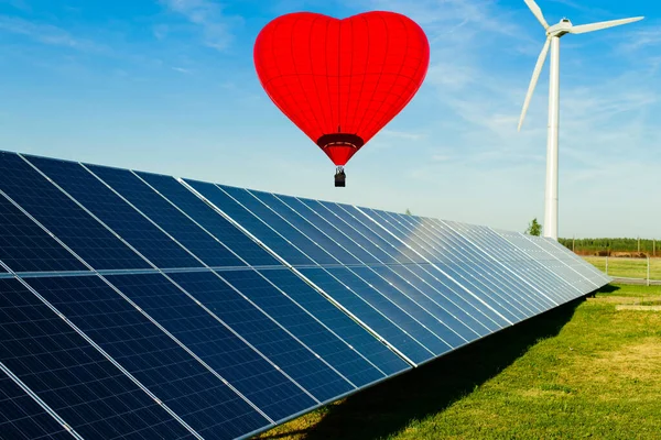 Воздушный Шар Красное Сердце Над Солнечной Электростанции Ветряной Турбины Электростанции — стоковое фото