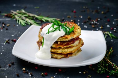 Ekşi kremalı patates gözlemesi, bir yığın kızarmış patates krepi.