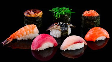 Nigiri 'yi siyaha ayarla. Yılan balığı, somon balığı ve ton balıklı suşi.