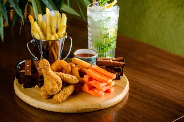 Tahtada bira atıştırmalıkları. Et, peynir, bira kapanışı. Atıştırmalık kokteyl tepsisi. Arka planı kopyala.