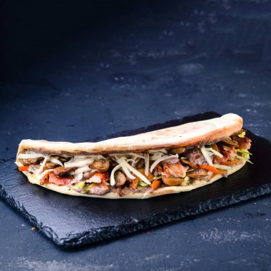 Shawarma sandviçi taze Pita ekmeği tavuk falafel tarifi ızgara et, mantar, geleneksel Orta Doğu atıştırmalığı. Türkçe fast food - mantar ve pide içinde tavuk