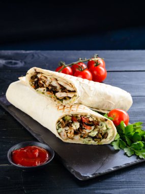 Pide ekmeğinde tavuk ve kuzu ızgara tavuklu klasik tortilla dürümü.