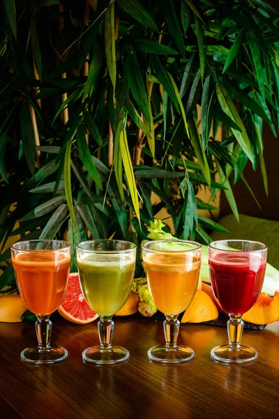 Uppsättning Svala Färska Pressade Juicer Eller Cocktails Ett Glas Apelsin — Stockfoto