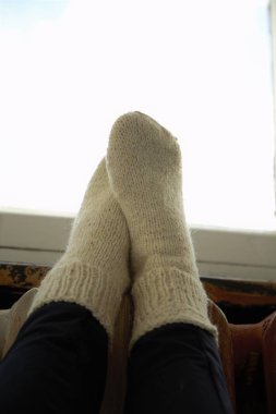 iki kadının bacaklarını açıp örme çorap