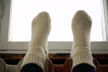 iki kadının bacaklarını açıp örme çorap