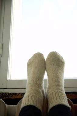 iki kadının bacaklarını açıp örme çorap