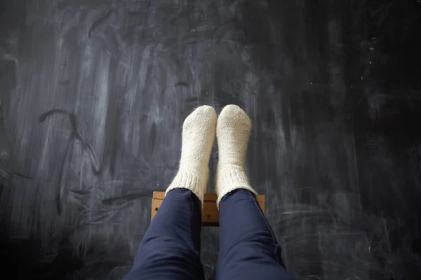 Dos piernas de mujer en calcetines de punto — Foto de Stock