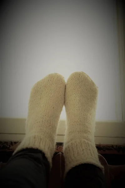 Pernas de duas mulheres em meias de malha — Fotografia de Stock
