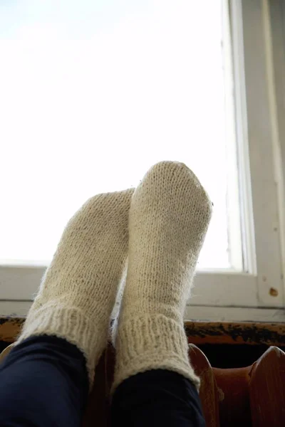 Dos piernas de mujer en calcetines de punto — Foto de Stock