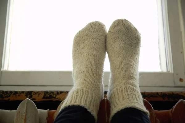 Dos piernas de mujer en calcetines de punto — Foto de Stock