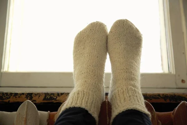 Dos piernas de mujer en calcetines de punto — Foto de Stock