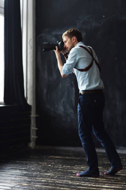 fotoğrafçı ile fotoğraf makinesi 