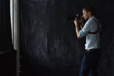 fotoğrafçı ile fotoğraf makinesi 