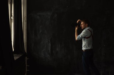 fotoğrafçı ile fotoğraf makinesi 
