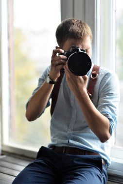 fotoğrafçı ile fotoğraf makinesi 