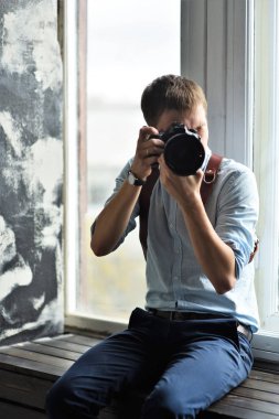 fotoğrafçı ile fotoğraf makinesi 