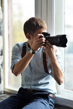 fotoğrafçı ile fotoğraf makinesi 