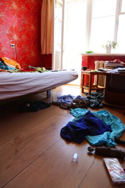 Sabah hafif sırasında çağdaş yatak odası