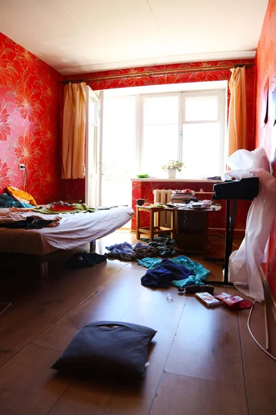 Dormitorio contemporáneo durante la luz de la mañana — Foto de Stock