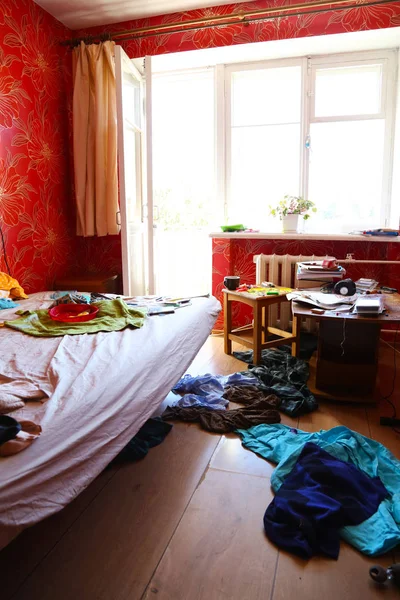 Dormitorio contemporáneo durante la luz de la mañana — Foto de Stock