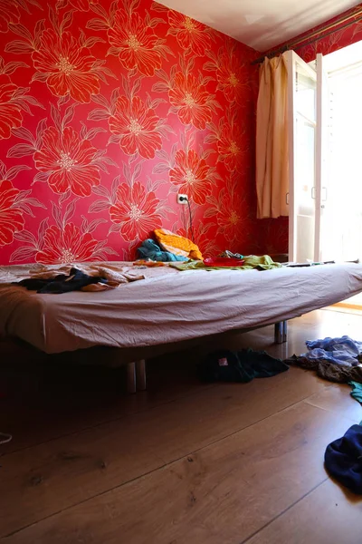 Современная спальня в утреннем свете — стоковое фото
