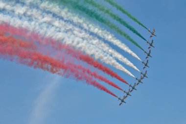 Pan İtalyan milli akrobatik takımı bir hava gösterisi sırasında