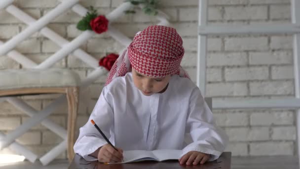 Pequeño chico árabe estudiando en la escuela — Vídeo de stock