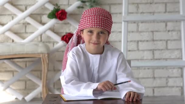 Lite arabiska boy studerar i skolan — Stockvideo