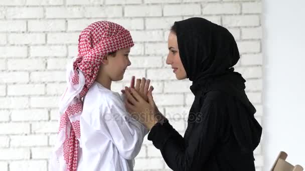 Arabski matka i syn pozowanie kryty — Wideo stockowe