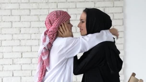 Arabiska mor och son poserar inomhus — Stockvideo