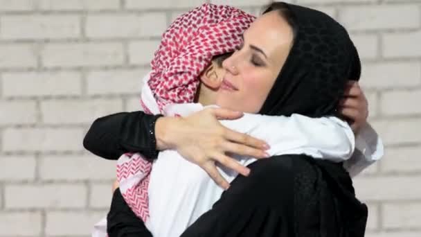 アラビア語母と息子屋内ポーズ — ストック動画