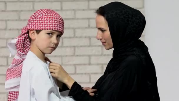 Арабская мать и сын позируют в помещении — стоковое видео