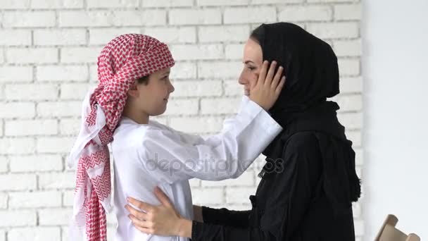 Árabe madre e hijo posando en interiores — Vídeos de Stock