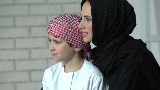 Arabiska mor och son poserar inomhus — Stockvideo