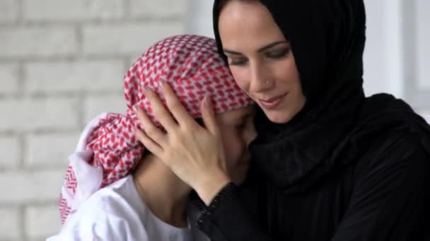 Arabische moeder en zoon poseren binnen — Stockvideo