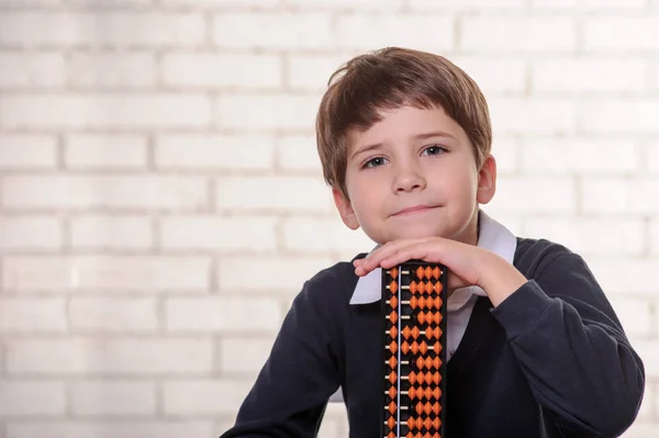 Abaküs mental aritmetik kullanarak İlköğretim Okulu çocuk portresi.