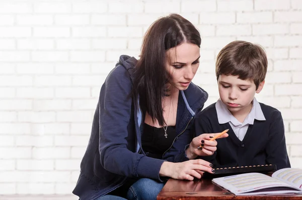 Portrait of primary school boy using abacus mental arithmetic. — Stock Photo, Image