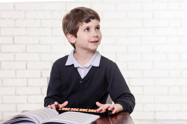 Ritratto del ragazzo della scuola primaria con aritmetica mentale abaco . — Foto Stock